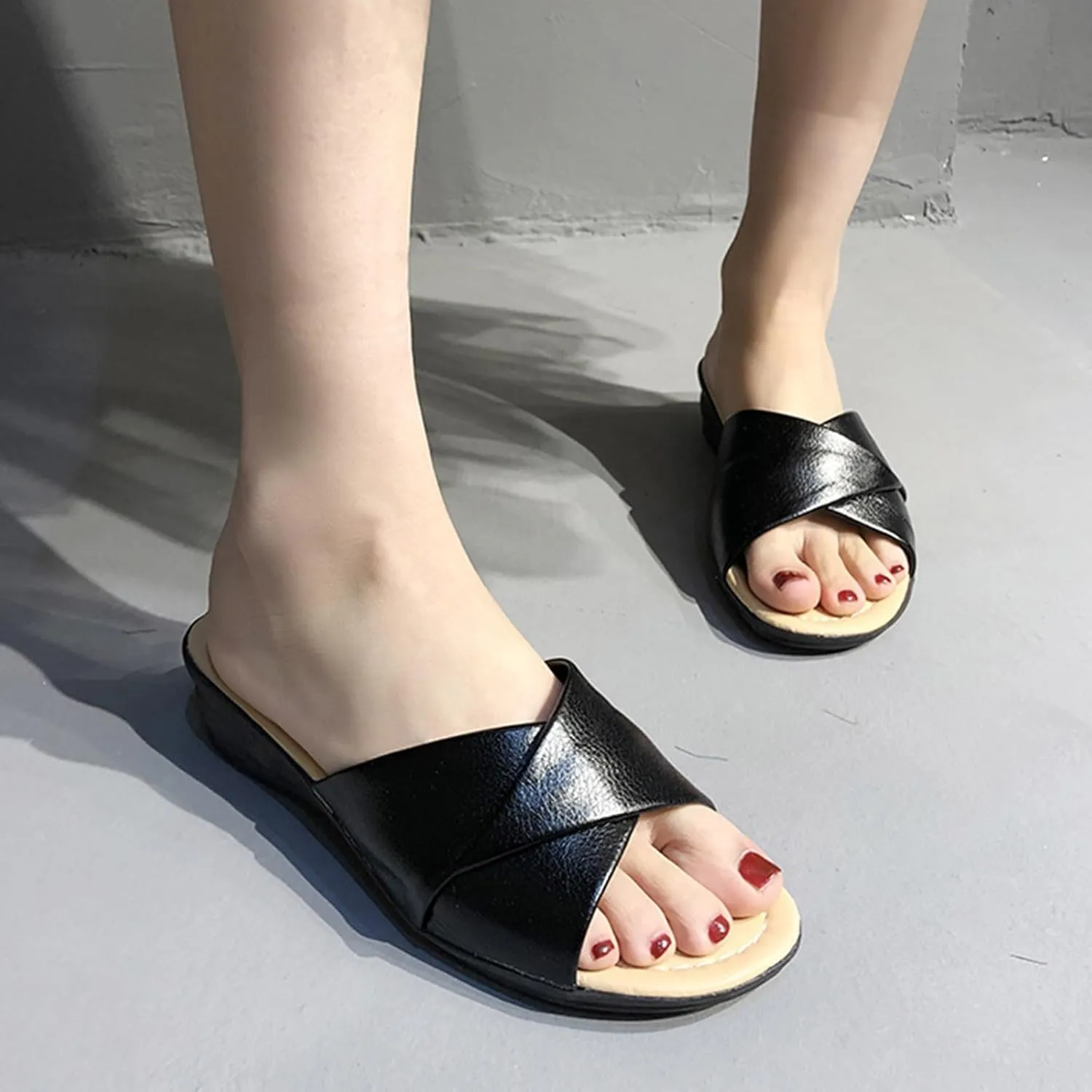 Women's Summer Fashion Leather Open Toe Cool Slippers Casual Comfortable Outdoor Beach Adult Character Slippers Women