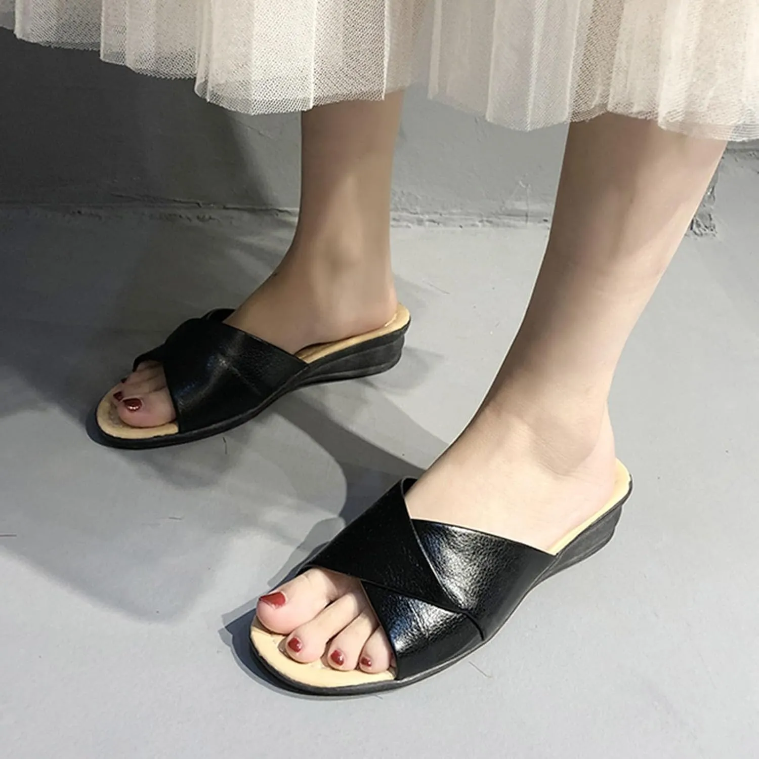 Women's Summer Fashion Leather Open Toe Cool Slippers Casual Comfortable Outdoor Beach Adult Character Slippers Women